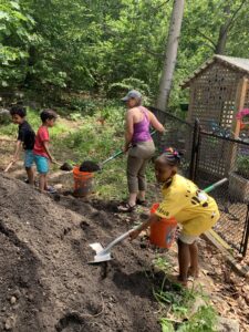 Students build community garden